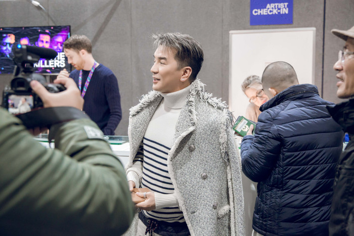 Mr. Đàm cất công đầu tư sang tận MTV EMAs. 