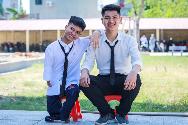Đôi bạn Ngô Minh Hiếu và Nguyễn Tất Minh khiến nhiều người khâm phục về tình bạn đẹp cùng thành tích học tập đáng nể