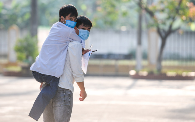 Hiệu trưởng ĐH Y Hà Nội lên tiếng về việc đặc cách nam sinh 10 năm cõng bạn đến trường thiếu 0,25 điểm Ảnh 2