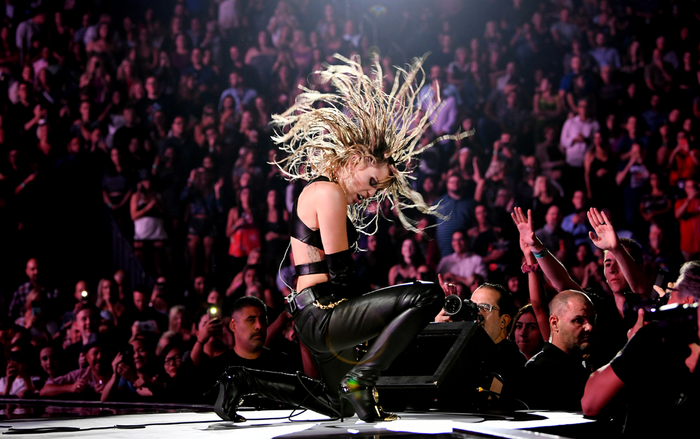 Điểm qua những màn cover nhạc-nào-cũng-hát-được của Miley Cyrus, tài năng quá đi mất nàng ơi! Ảnh 2