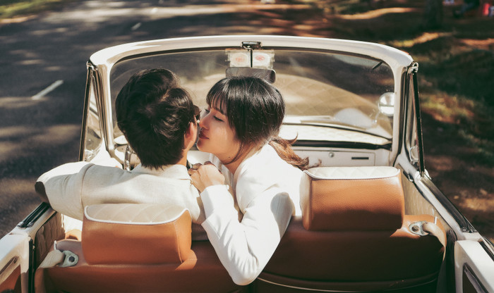 Trước đó, nữ diễn viên chỉ đăng tải hình cưới nhưng giấu mặt đối phương