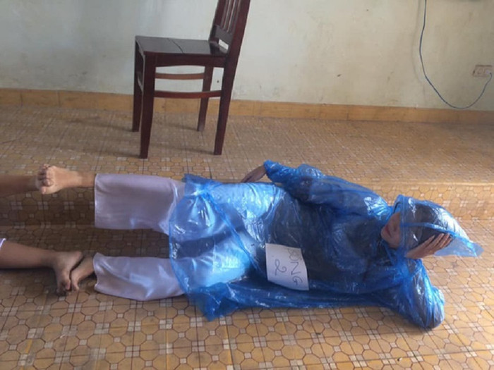 Mặc áo mưa vào và nằm xuống, thế là hóa thành dòng sông rồi