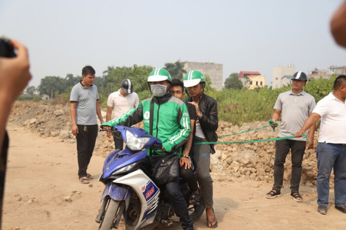 Hai đối tượng thực nghiệm lại hiện trường vụ án.