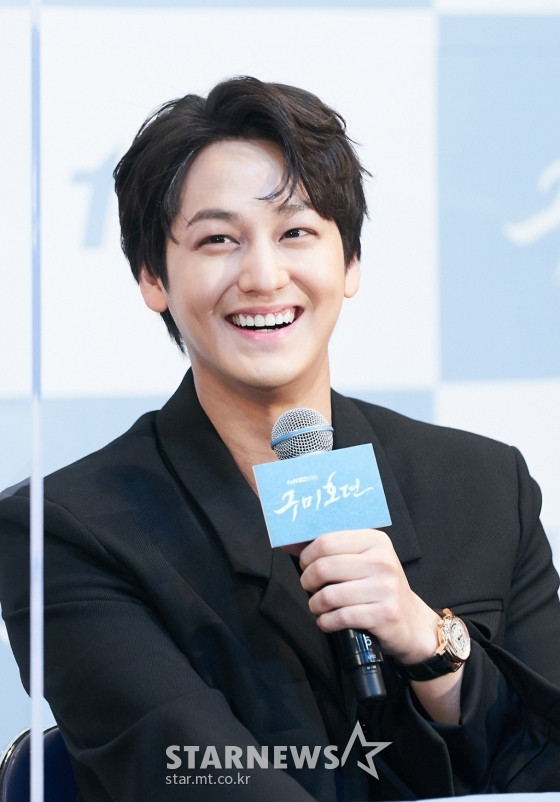 Họp báo 'Bạn trai tôi là hồ ly': Gượng gạo bên Jo Bo Ah nhưng Lee Dong Wook lại tình tứ khoác tay Kim Bum Ảnh 19