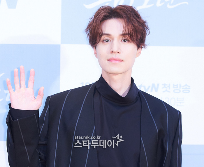 Họp báo 'Bạn trai tôi là hồ ly': Gượng gạo bên Jo Bo Ah nhưng Lee Dong Wook lại tình tứ khoác tay Kim Bum Ảnh 9