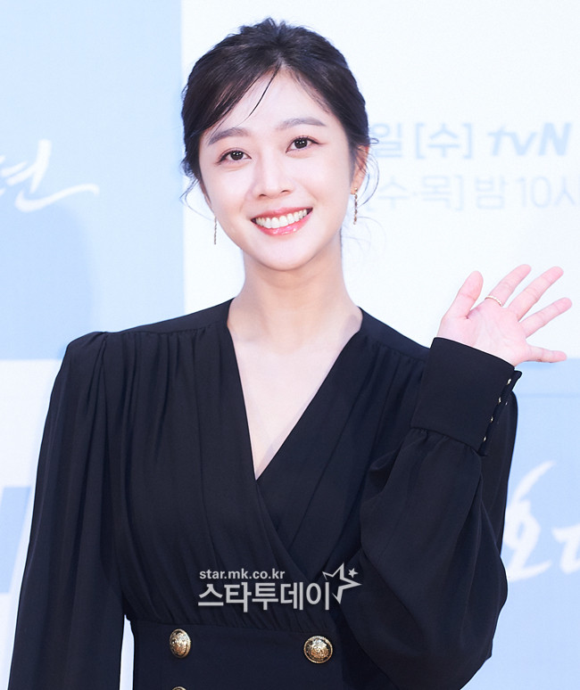 Họp báo 'Bạn trai tôi là hồ ly': Gượng gạo bên Jo Bo Ah nhưng Lee Dong Wook lại tình tứ khoác tay Kim Bum Ảnh 8