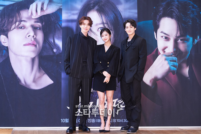 Họp báo 'Bạn trai tôi là hồ ly': Gượng gạo bên Jo Bo Ah nhưng Lee Dong Wook lại tình tứ khoác tay Kim Bum Ảnh 3