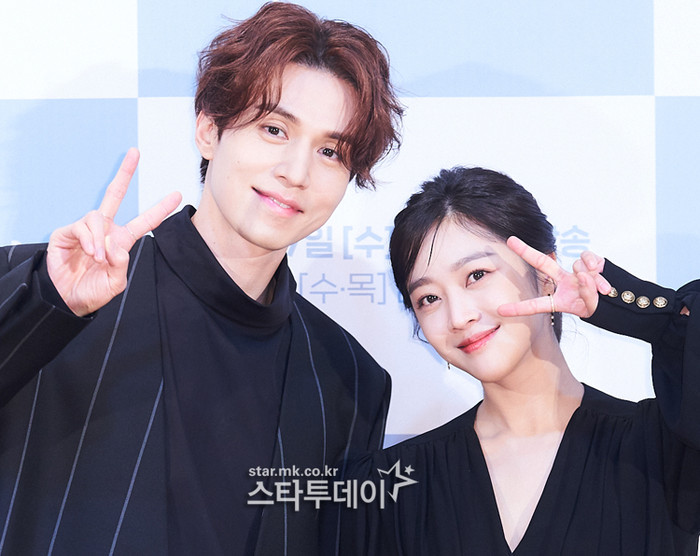 Họp báo 'Bạn trai tôi là hồ ly': Gượng gạo bên Jo Bo Ah nhưng Lee Dong Wook lại tình tứ khoác tay Kim Bum Ảnh 18