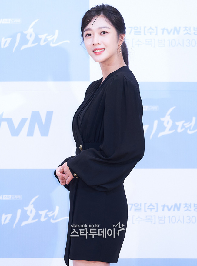 Họp báo 'Bạn trai tôi là hồ ly': Gượng gạo bên Jo Bo Ah nhưng Lee Dong Wook lại tình tứ khoác tay Kim Bum Ảnh 10