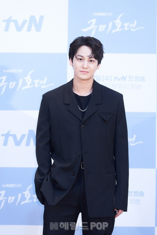 Họp báo 'Bạn trai tôi là hồ ly': Gượng gạo bên Jo Bo Ah nhưng Lee Dong Wook lại tình tứ khoác tay Kim Bum Ảnh 13