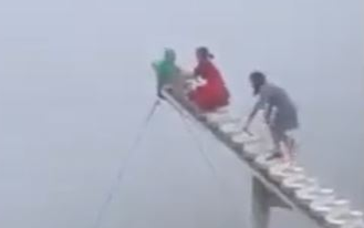 Clip: Để em bé một mình ở nấc cao nhất của cầu thang vô cực Sapa, dân mạng phẫn nộ với sự bất cẩn của người lớn Ảnh 2