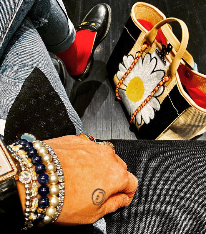 Phụ kiện trang sức nữ tính được thủ lĩnh nhóm Big Bang mix cùng trang phục