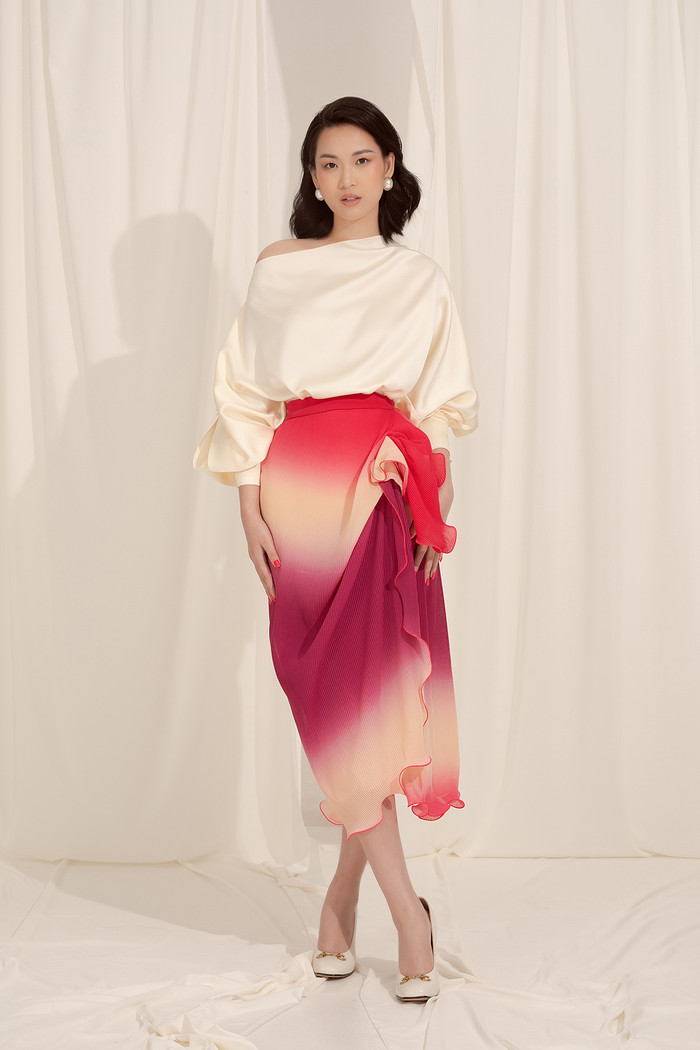 Váy quấn với chi tiết đường viền cuốn bèo thú vị và nữ tính