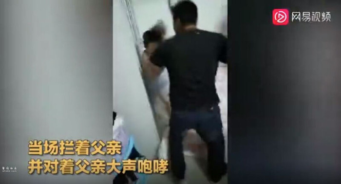 Ông chồng lao vào đánh vợ. 