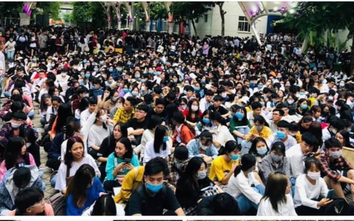 Trường ĐH 'lật kèo' xét tuyển khiến thí sinh và phụ huynh thức xuyên đêm, tranh giành nhau để đăng ký nhập học Ảnh 2