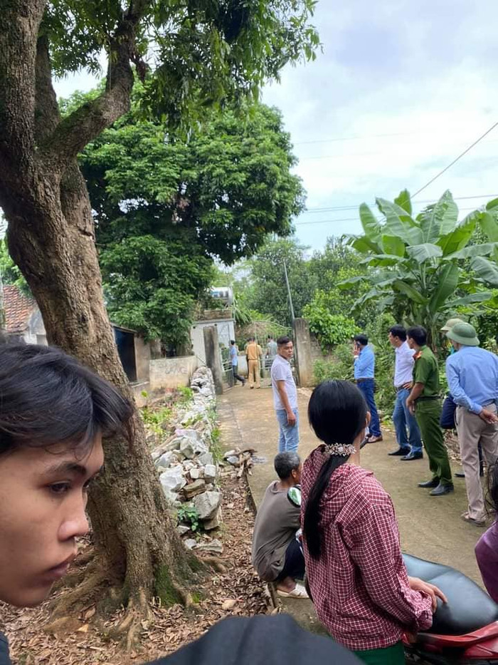 Nhiều người dân tập trung bên ngoài ngôi nhà nơi xảy ra sự việc. Ảnh Facebook