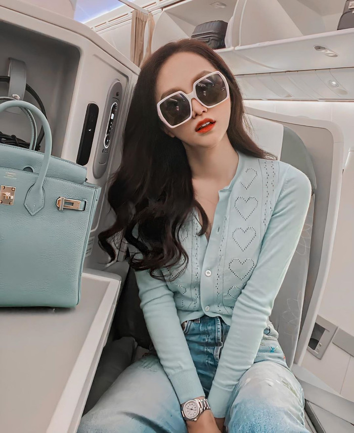 Chiếc áo len đục lỗ hình trái tim là một trong những món đồ các chị em có thể tìm mua, bởi lẽ ngoài kiểu mặc không, bạn gái hoàn toàn có thể mix với chemise phía trong, tạo nên hình ảnh thanh lịch. 