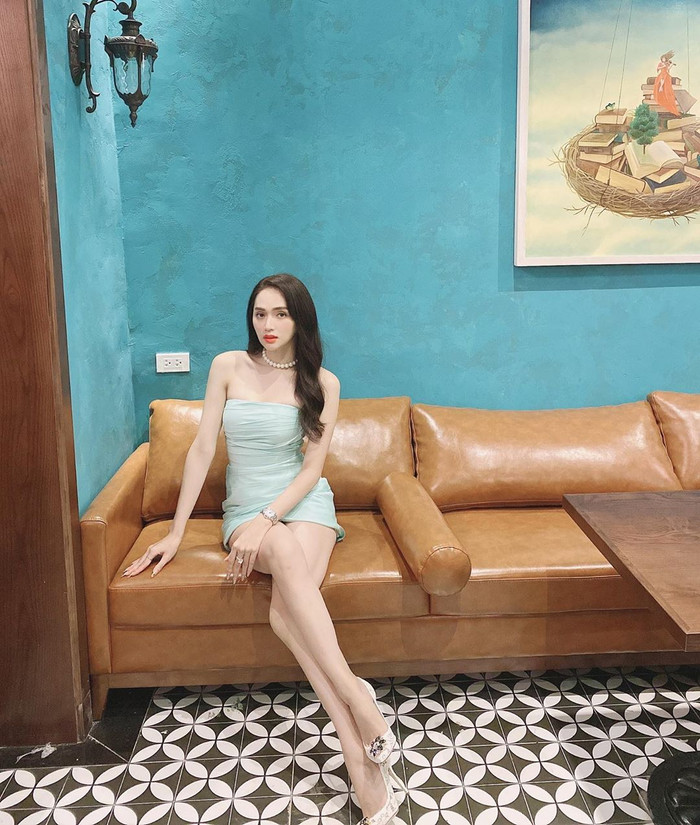 Mang thêm đôi cao gót, chuỗi ngọc trai... Hương Giang đẹp thanh lịch, quyến rũ mà cực kỳ đắt giá. 