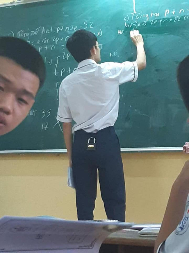 Phần lưng quần của nam sinh gắn nguyên một chiếc khóa cửa ngay lập tức khiến các bạn trong lớp chú ý. Ảnh: Trường Người Ta