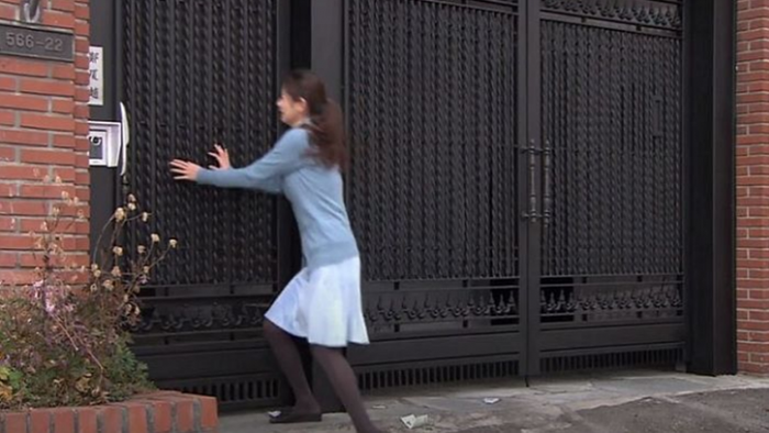 Nàng dâu bị bố mẹ chồng chặn ở cửa khi tới thăm. Ảnh minh họa