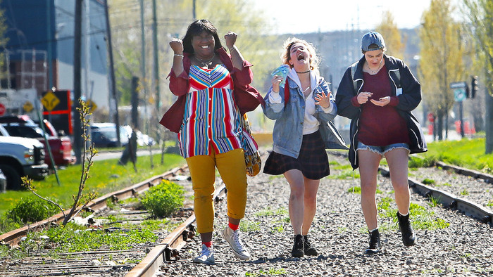 'Can You Hear Me?' mùa 2: Cuộc sống điên loạn của 3 cô gái sẽ trở lại Netflix vào tháng 11 tới Ảnh 8