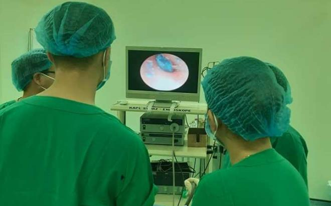 Học sinh lớp 1 bị nhóm 'anh chị lớp trên' chặn đường, nhét đất sét vào tai Ảnh 2