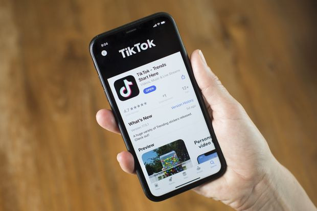 Giới chức Mỹ tỏ ra quan ngại về cách TikTok xử lý dữ liệu người dùng. Trước đó, ông Trump đưa ra yêu cầu TikTok phải bán mình ở Mỹ hoặc sẽ bị cấm tại đây. Ảnh: WSJ