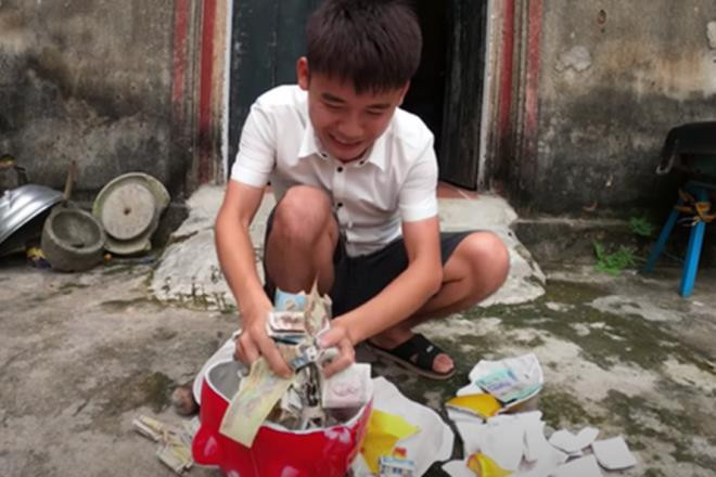 Hình ảnh Hưng Vlog đăng trong video trộm tiền heo đất. Ảnh cắt từ clip