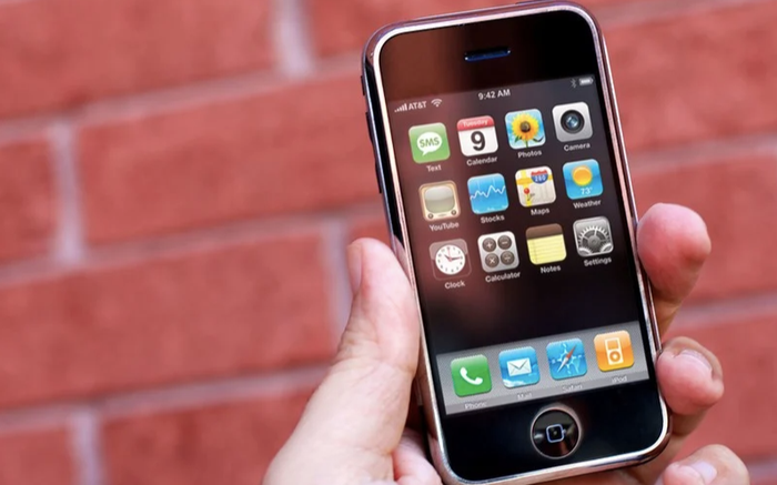 iPhone đầu tiên về Việt Nam: Giá 'chát' và không khác gì cục gạch Ảnh 2