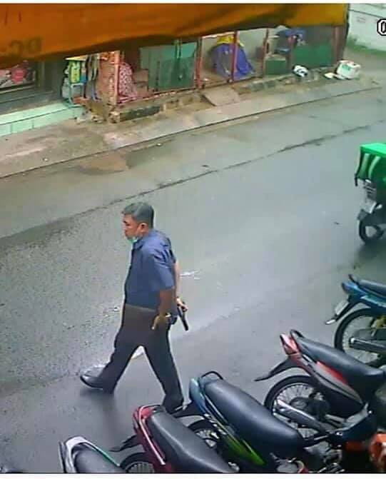 Người đàn ông trung niên ngang nhiên cầm súng ra đường, đe dọa 2 người phụ nữ ở TP.HCM. Ảnh: Tôi là dân Hóc Môn