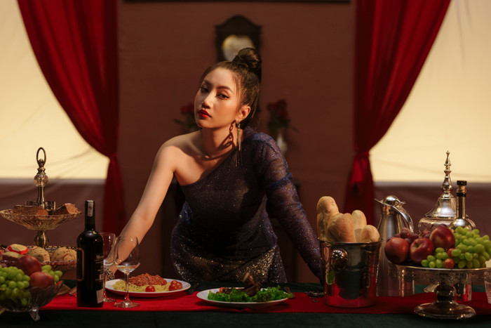 Hình ảnh nữ ca sĩ cá tính, quyến rũ trong MV mới.