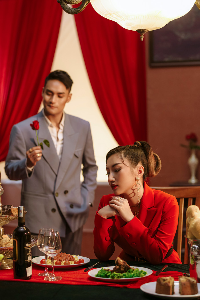 Cô đã có một pha diễn xuất ăn ý cùng bạn diễn nam.