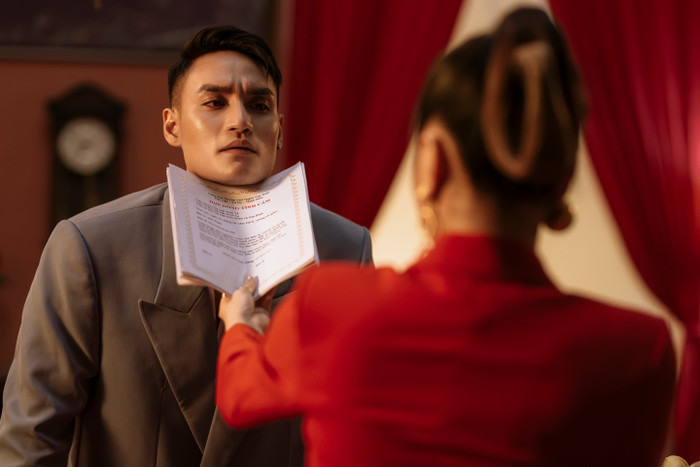 Hình ảnh tờ hợp đồng mờ ám trong bão drama hiện nay...