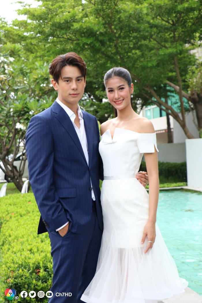 Nữ chính Pinkploy ngọt ngào bên bạn diễn Bank Artit