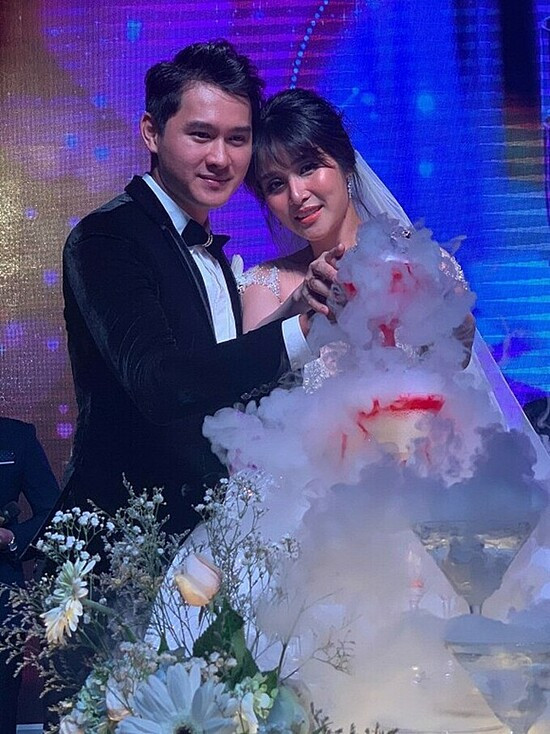 Hôn lễ bất ngờ của nữ diễn viên cùng chồng kém 9 tuổi