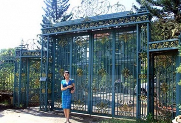 Nữ ca sĩ từng khoe cơ ngơi gia đình vô cùng đồ sộ