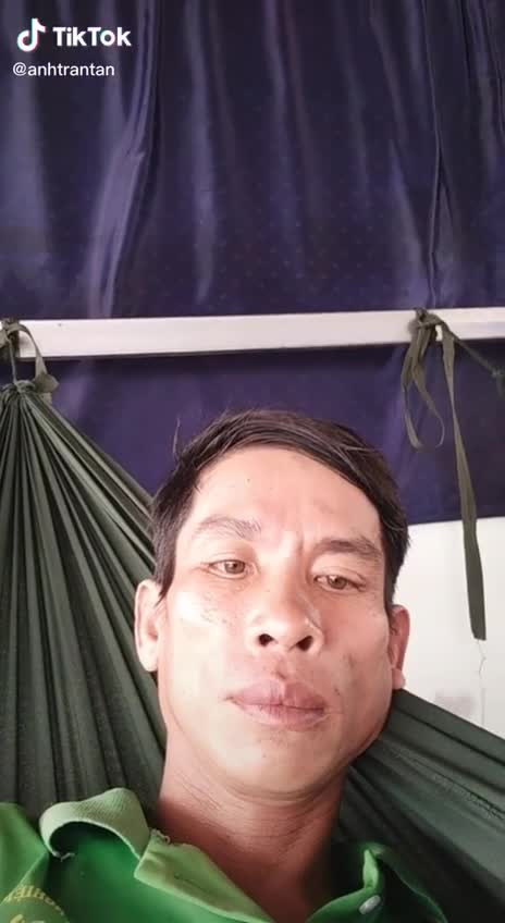 Chỉ nằm võng rồi nhìn chằm chằm vào camera, TikToker Việt Nam hút 'triệu view' và được sao quốc tế chú ý Ảnh 3