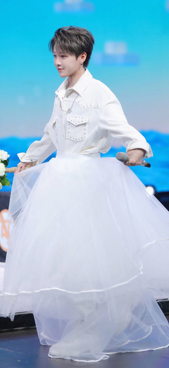 Các thành viên The9 diện váy cưới: Hứa Giai Kỳ đẹp xuất sắc, Dụ Ngôn lạ mắt Ảnh 5