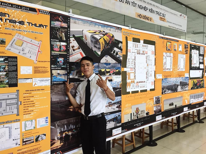 Nguyễn Tri Khôi bên cạnh đồ án tốt nghiệp về Hip hop và nghệ thuật đường phố của mình