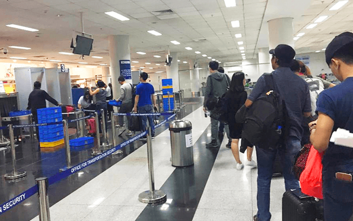 Bắt tận tay nam hành khách 'cầm nhầm' điện thoại khi đi máy bay Ảnh 2