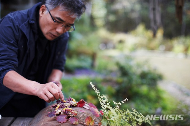 Xem cùng 1 bộ phim: Song Hye Kyo xúc động, Han Ji Min khóc đỏ mắt bị Han Hyo Joo phát hiện Ảnh 14