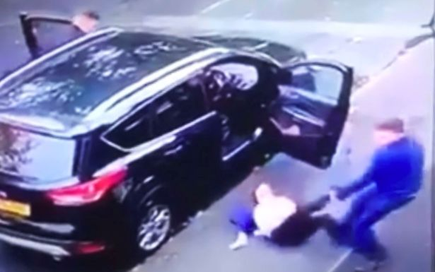 Hai tên cướp kéo người mẹ ra khỏi xe, leo lên ghế lái phóng đi với 3 đứa nhỏ Ảnh 2