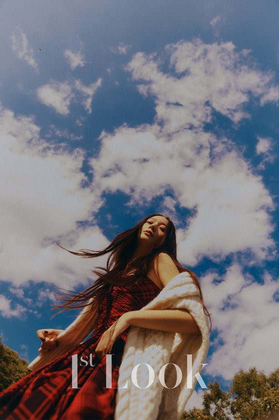 Chị em nhà Jessica và Krystal đã cho thấy độ visual toả sáng mang đậm chất mùa Thu trong bộ ảnh mới Ảnh 5