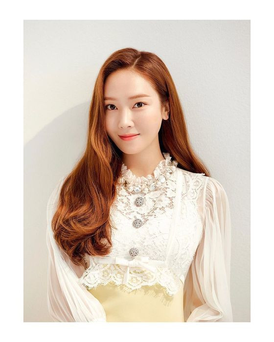 Chị em nhà Jessica và Krystal đã cho thấy độ visual toả sáng mang đậm chất mùa Thu trong bộ ảnh mới Ảnh 7