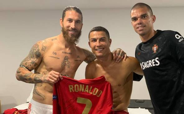 Ronaldo tặng Ramos áo đấu, gạt mọi hiềm khích Ảnh 2