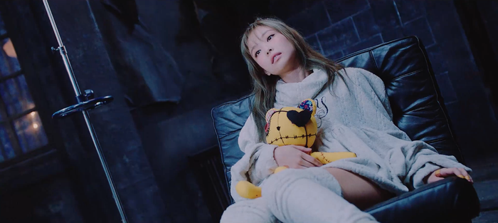 MV mới giờ chỉ còn Jennie ngồi ôm gấu thôi, các fan của BlackPink có thể thở phào rồi nhé!