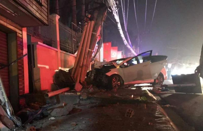 Ô tô bị mất lao lên vỉa hè, đâm vào cột điện. Ảnh: CM/PLO