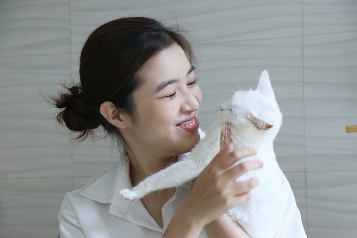 Mai Trang - một bạn trẻ rất yêu thích mèo nghe tin đã ghé tới quán.
