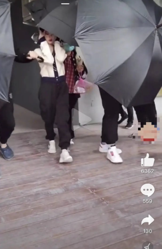 Không phải Ngu Thư Hân, Cúc Tịnh Y mới là 'thánh lố' thật sự khi che chắn kỹ càng không cho chụp hình? Ảnh 10