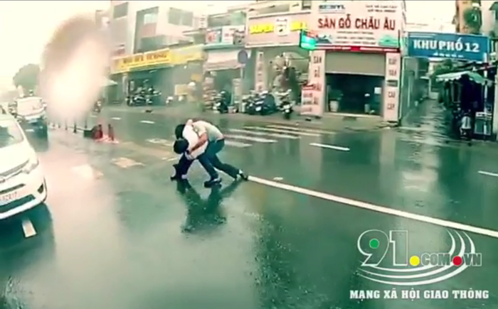 Clip: Hai người đàn ông vung nắm đấm, vật nhau ngay trên phố bất chấp trời mưa Ảnh 2